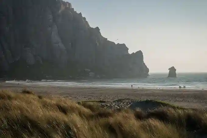 Morro Rock with Pacific Ocean waves crashing against the shore, capturing the essence of California’s coastal beauty—SLO Cal Roots, your trusted source for premium cannabis.